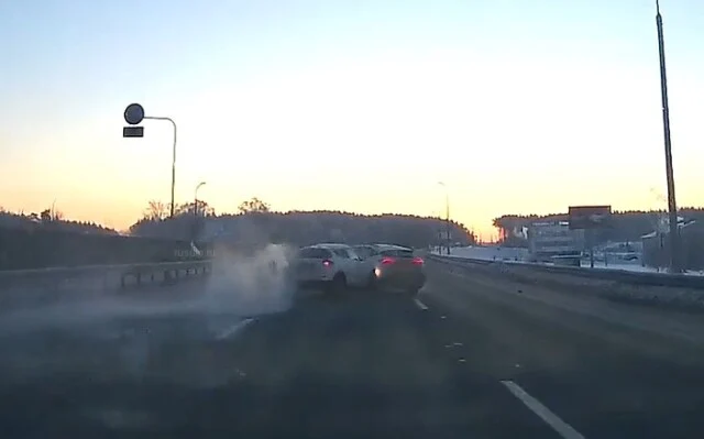  &laquo;Взорвалось колесо&raquo;: два автомобиля столкнулись на минской кольцевой