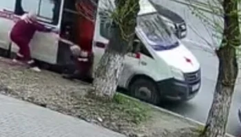  В Кирове скорая помощь покатилась и придавила водителя