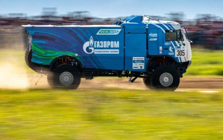 КАМАЗ выиграл этап &laquo;Шелкового пути&raquo; с оторванным капотом. Фото