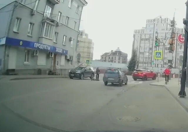  В Воронеже подросток на электросамокате пытался пересечь проезжую часть и попал под колеса автом