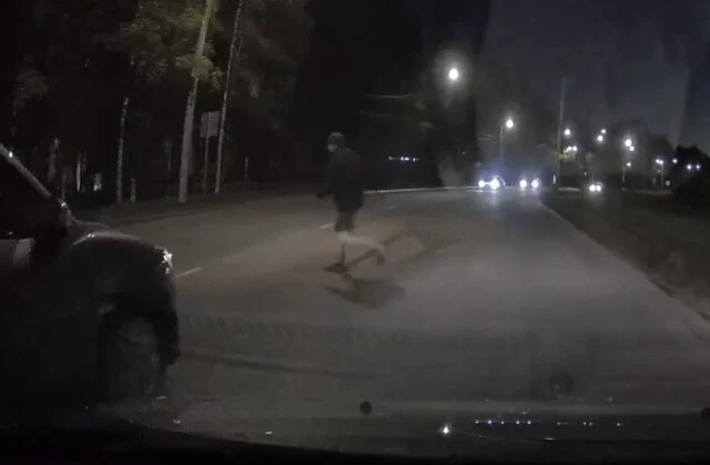  Мужчина перебегал дорогу и попал под колеса автомобиля на улице Октябрьской в Великом Новгороде