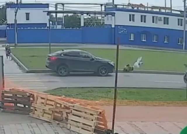  Автомобиль сбил девушку в Нижнекамске