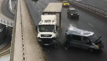  Большегруз въехал в микроавтобус на МСД