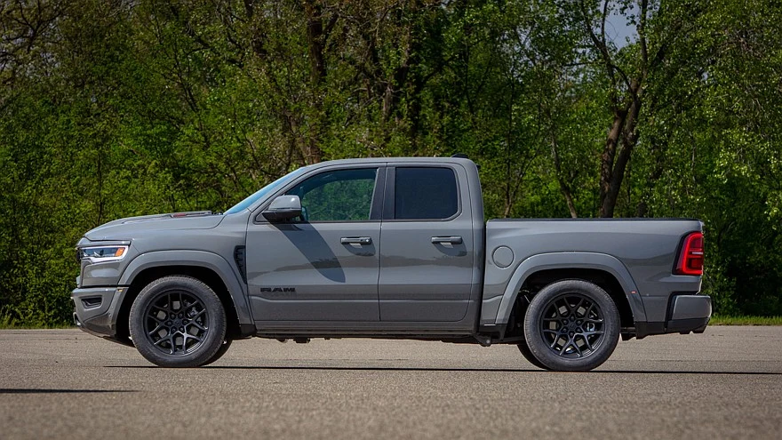 На фото: Ram 1500 Rumble Bee