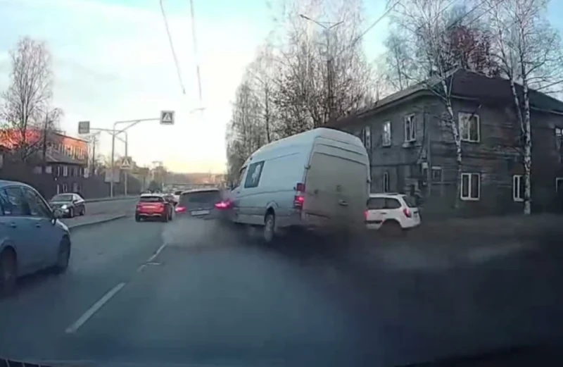  Микроавтобус и легковой автомобиль столкнулись на&nbsp;улице Чапаева в&nbsp;Петрозаводске