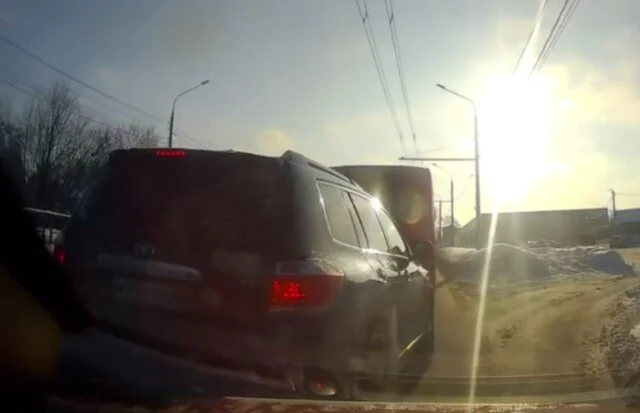  &laquo;Ты зачем так делаешь?&raquo;: в Калуге водитель &laquo;Крузака&raquo; обиделся и устроил ДТП