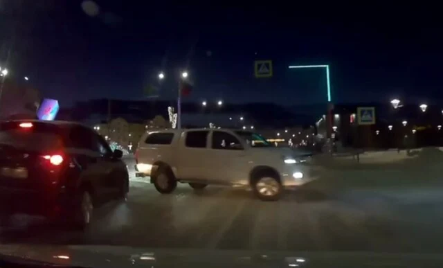  ДТП в Салехарде: водитель пытался уйти от столкновения и врезался в другой автомобиль