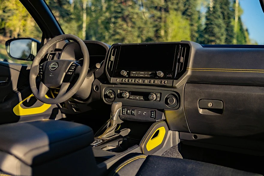 На фото: салон Nissan Frontier Sport Edition