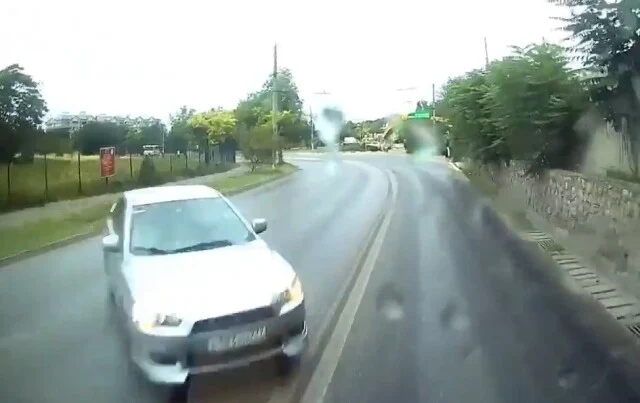  Mitsubishi Lancer выехал на встречную полосу и столкнулся с автобусом в Севастополе