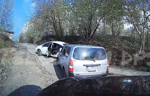  Перепутал педали? Во Владивостоке водитель устроил ДТП на выезде из гаражного комплекса