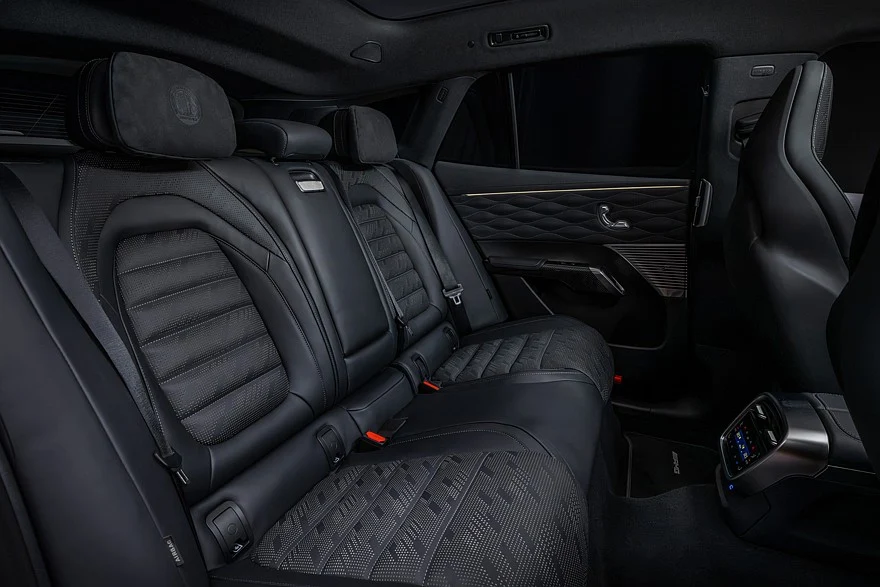 На фото: На фото: салон Mercedes‑AMG GT 63 SUV