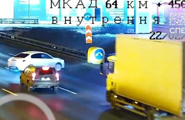  На МКАД водитель легкового автомобиля пропустил поворот и спровоцировал ДТП