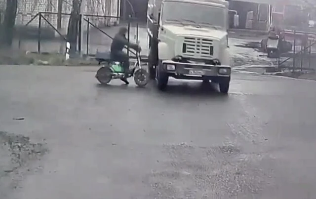  Момент ДТП в Брянской области: водитель автомобиля ЗИЛ не уступил дорогу велосипедистке