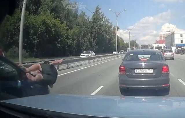  &laquo;Переходил дорогу в неположенном месте&raquo;: пешеход попал под колеса автомобиля в Новосибирске