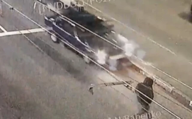  В Калининграде пешеход переходил дорогу в неположенном месте и попал под машину