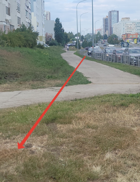 В Набережных Челнах Infiniti QX50 снёс ограждение, врезался в столб и перевернулся