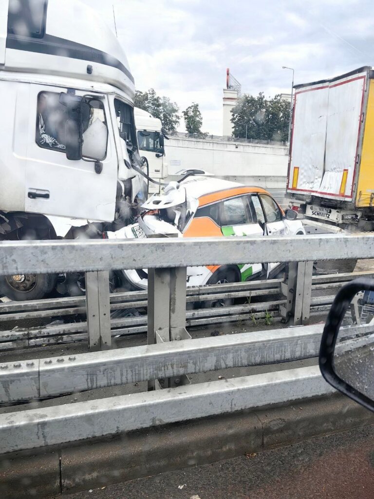Два человека пострадали в массовом ДТП на МКАД