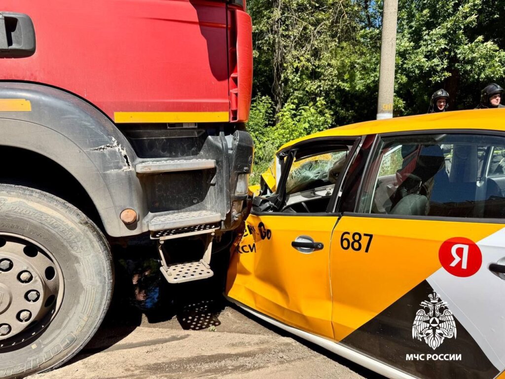 В Твери девочка выбежала на дорогу и спровоцировала серьезное ДТП