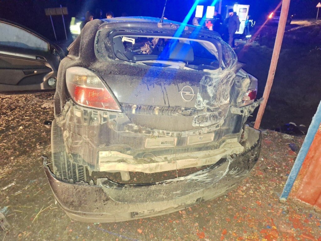 Автомобиль врезался в остановку в Орловской области: трое погибли, ребенок в реанимации