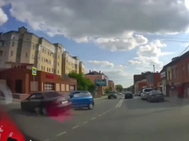  Выехал не глядя на перекресток: хетчбэк и седан столкнулись на перекрестке в Омске