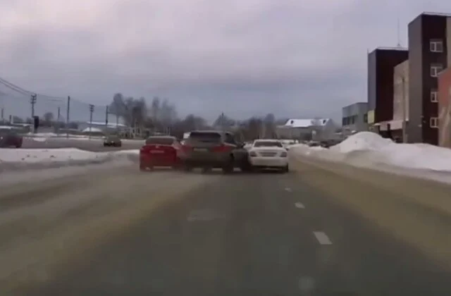  Кроссовер подбил легковой автомобиль на Промышленном шоссе в Ярославле