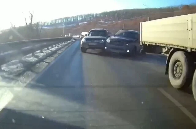  &laquo;Не все успели затормозить&raquo;: стоящий большегруз спровоцировал ДТП на объездной Владивостока