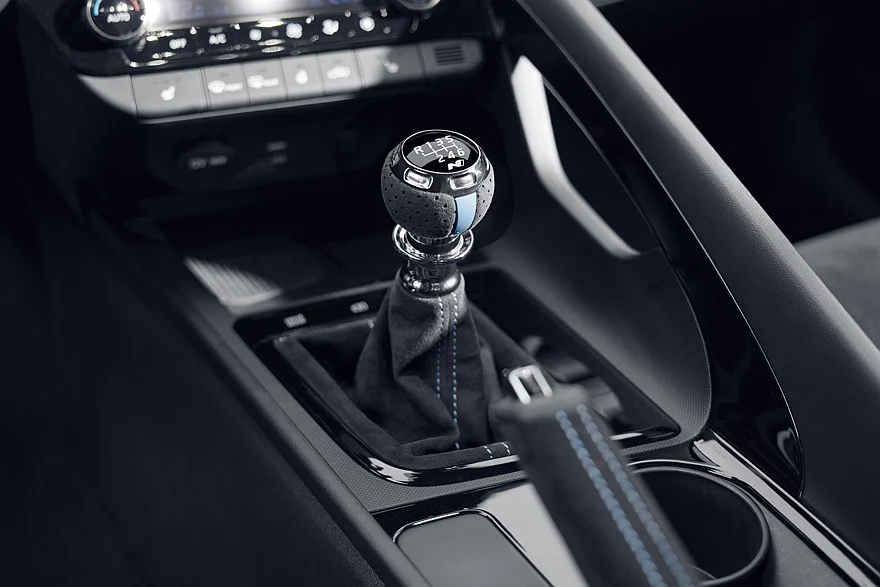 На фото: салон Hyundai Elantra N Monochrome