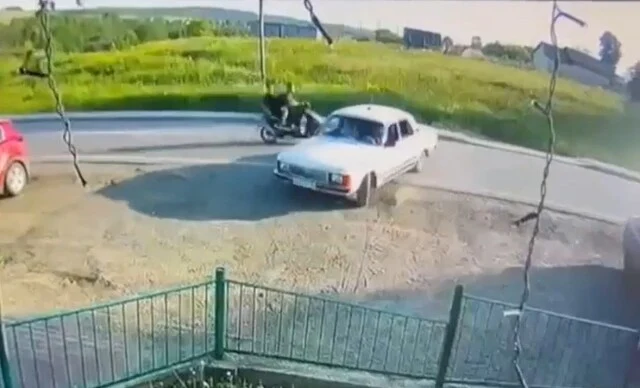  В Удмуртии водитель &laquo;Волги&raquo; выезжал с парковки задним ходом и подбил мопед с подростками