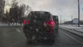  Конфликт на дороге в Петербурге: водитель &laquo;Крузака&raquo; обиделся и включил &laquo;учителя&raquo;