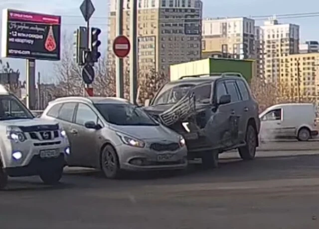  &laquo;Не работал светофор&raquo;: три автомобиля столкнулись на перекрестке в Тюмени