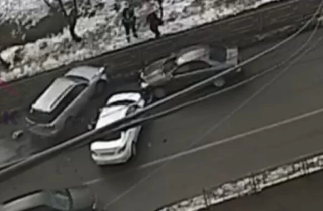  В Красноярске водитель универсала двигался по встречной полосе и попал в ДТП