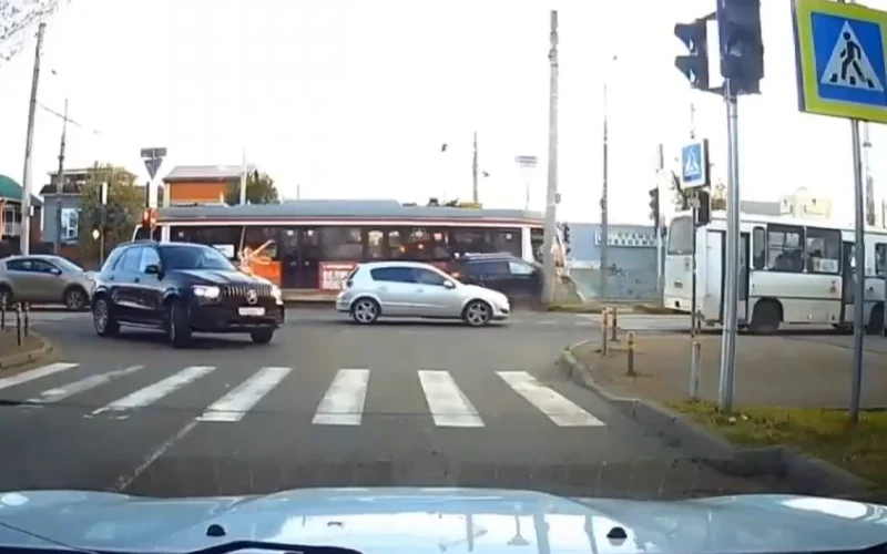  Момент ДТП в Краснодаре: девушка на &laquo;Ниссане&raquo; при повороте налево не пропустила трамвай
