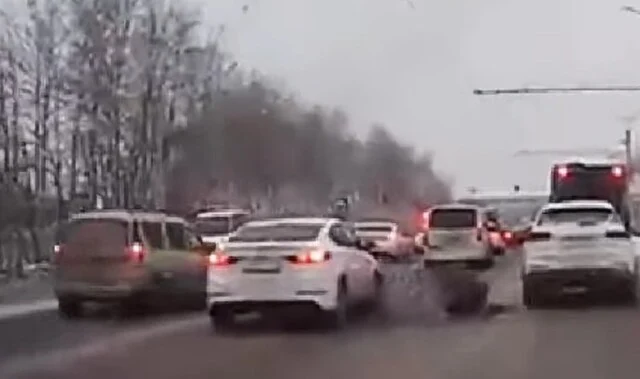  В Чебоксарах оторвавшееся колесо повредило легковой автомобиль