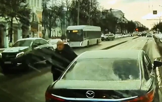  В Чебоксарах очень спешащий &laquo;маздовод&raquo; решил проучить маршрутку