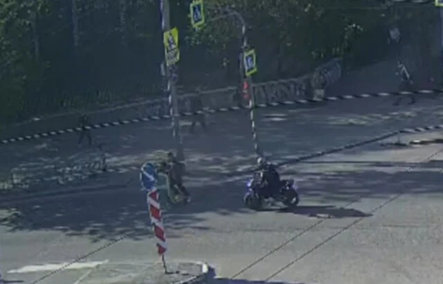  Мотоциклист сбил самокатчика на пешеходном переходе в Екатеринбурге