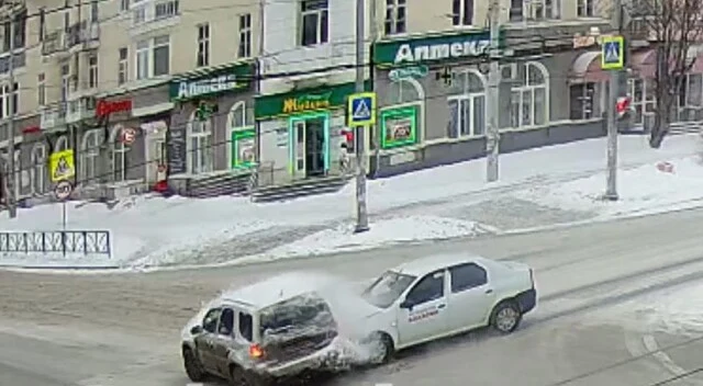  В Екатеринбурге учебная машина &laquo;стряхнула&raquo; снег с кроссовера в результате ДТП на перекрестке