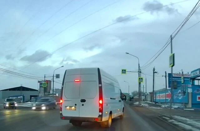  Авария на улице Глинки в Красноярске: водитель &laquo;Газели&raquo; перестроился, не глядя в зеркало