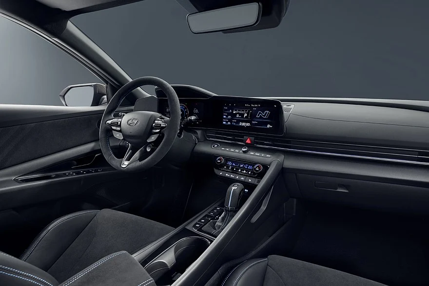 На фото: салон Hyundai Elantra N Monochrome