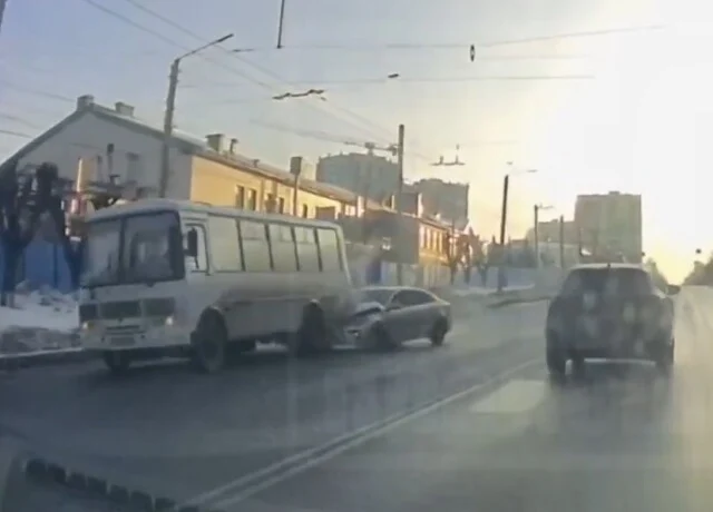  Kia Rio врезался столкнулся с автобусом на улице Воровского в Кирове