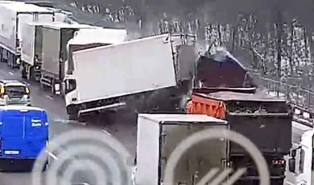  В объектив камер попал момент массового ДТП с участием грузовиков на МКАД