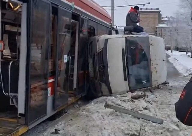 Mercedes столкнулся с трамваем в Петербурге