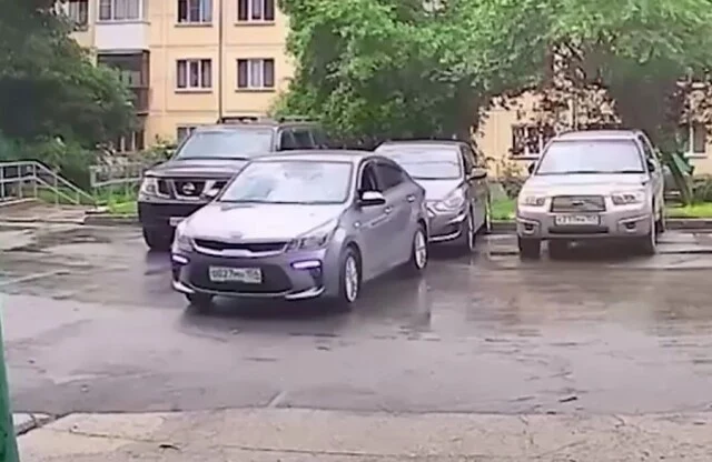  Момент ДТП в Новосибирске: женщина сдавала задом и вытолкнул с парковки автомобиль