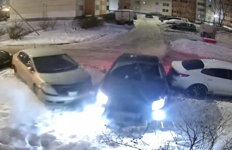  &laquo;Потерял сознание за рулем&raquo;: &laquo;Шевроле&raquo; врезался в жилой дом в Красном Селе