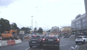  Chery и Haval столкнулись на мосту Александра Невского в Петербурге. Кто виноват?