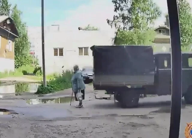  УАЗ сбил пенсионерку в одном из дворов Архангельска