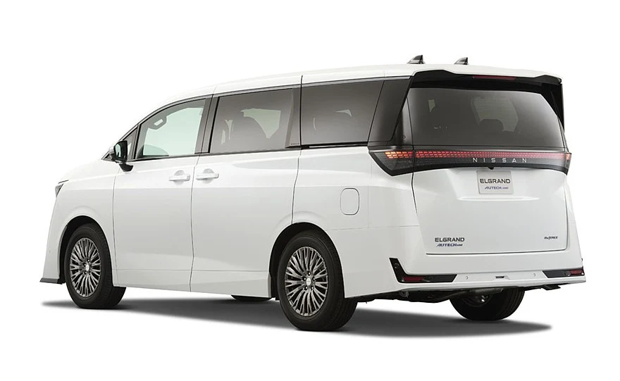 На фото: Nissan Elgrand Autech Line