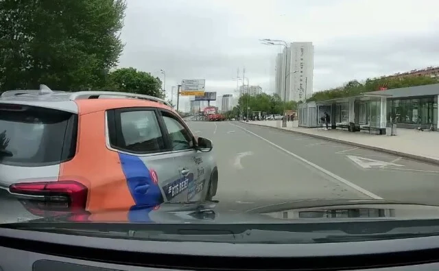  &laquo;Ехал и никого не трогал&raquo;: каршеринговый автомобиль устроил ДТП и скрылся