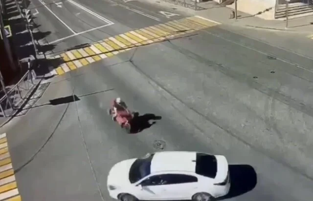  В Казани водитель автомобиля при повороте налево не пропустил мотоциклиста