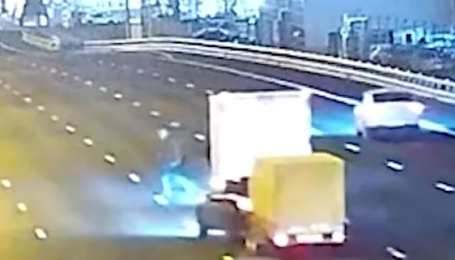  Момент ДТП на МКАД: мужчина переходил дорогу и попал под колеса автомобиля с прицепом