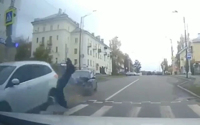  Автомобиль сбил женщину на пешеходном переходе в Новоуральске